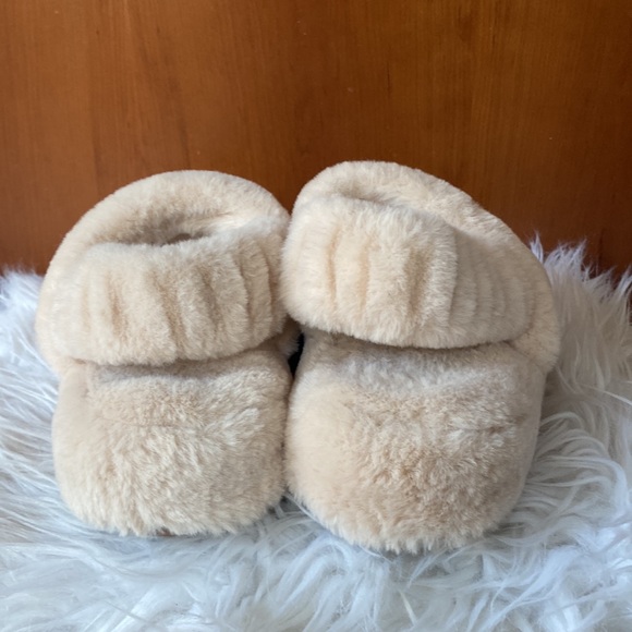 Like 🆕 American Eagle Fuzzy Slippers sz 5-6 - Picture 4 of 6